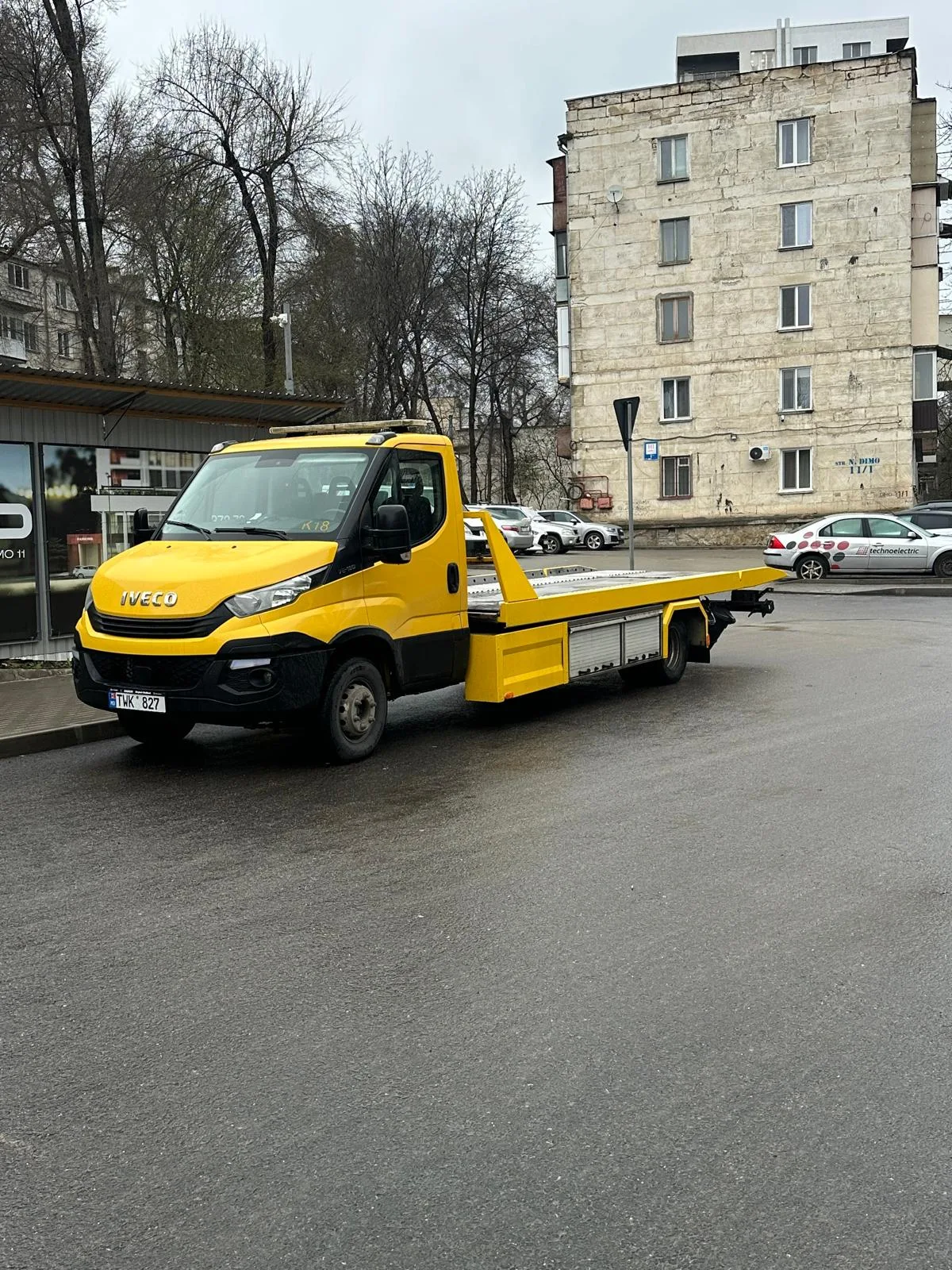 Evacuator auto modern de la Bucsir.md intervenind rapid pentru asistență rutieră în Chișinău.

Servicii profesionale de tractări auto în Republica Moldova oferite de echipa Bucsir.

Platformă auto Bucsir.md transportând un autoturism defect în condiții de maximă siguranță.

Evacuator auto disponibil 24/7 pentru mașini accidentate sau defectate pe teritoriul Moldovei.