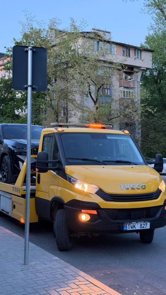 Evacuator auto modern de la Bucsir.md intervenind rapid pentru asistență rutieră în Chișinău.

Servicii profesionale de tractări auto în Republica Moldova oferite de echipa Bucsir.

Platformă auto Bucsir.md transportând un autoturism defect în condiții de maximă siguranță.

Evacuator auto disponibil 24/7 pentru mașini accidentate sau defectate pe teritoriul Moldovei.