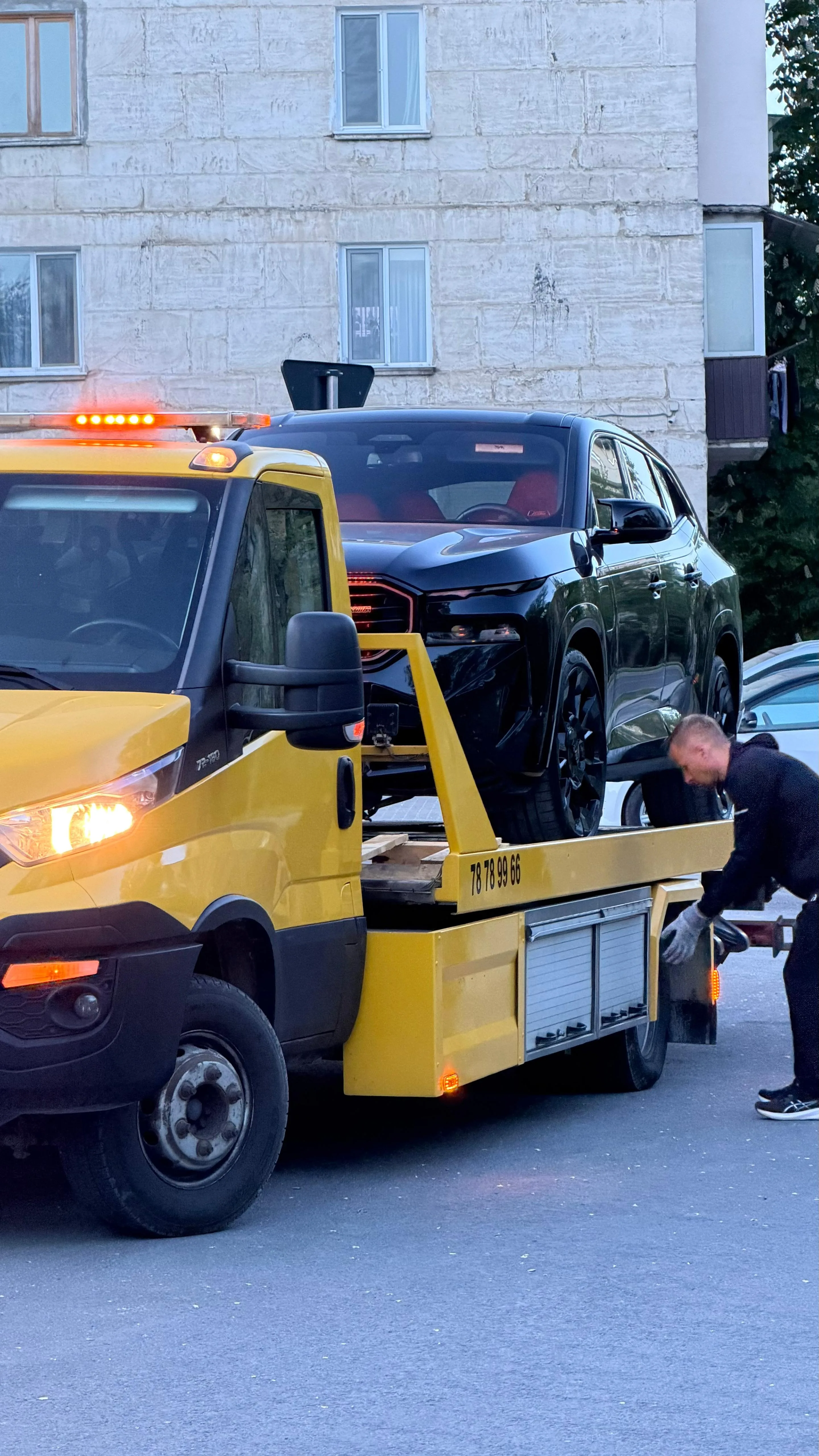 Evacuator auto modern de la Bucsir.md intervenind rapid pentru asistență rutieră în Chișinău.

Servicii profesionale de tractări auto în Republica Moldova oferite de echipa Bucsir.

Platformă auto Bucsir.md transportând un autoturism defect în condiții de maximă siguranță.

Evacuator auto disponibil 24/7 pentru mașini accidentate sau defectate pe teritoriul Moldovei.