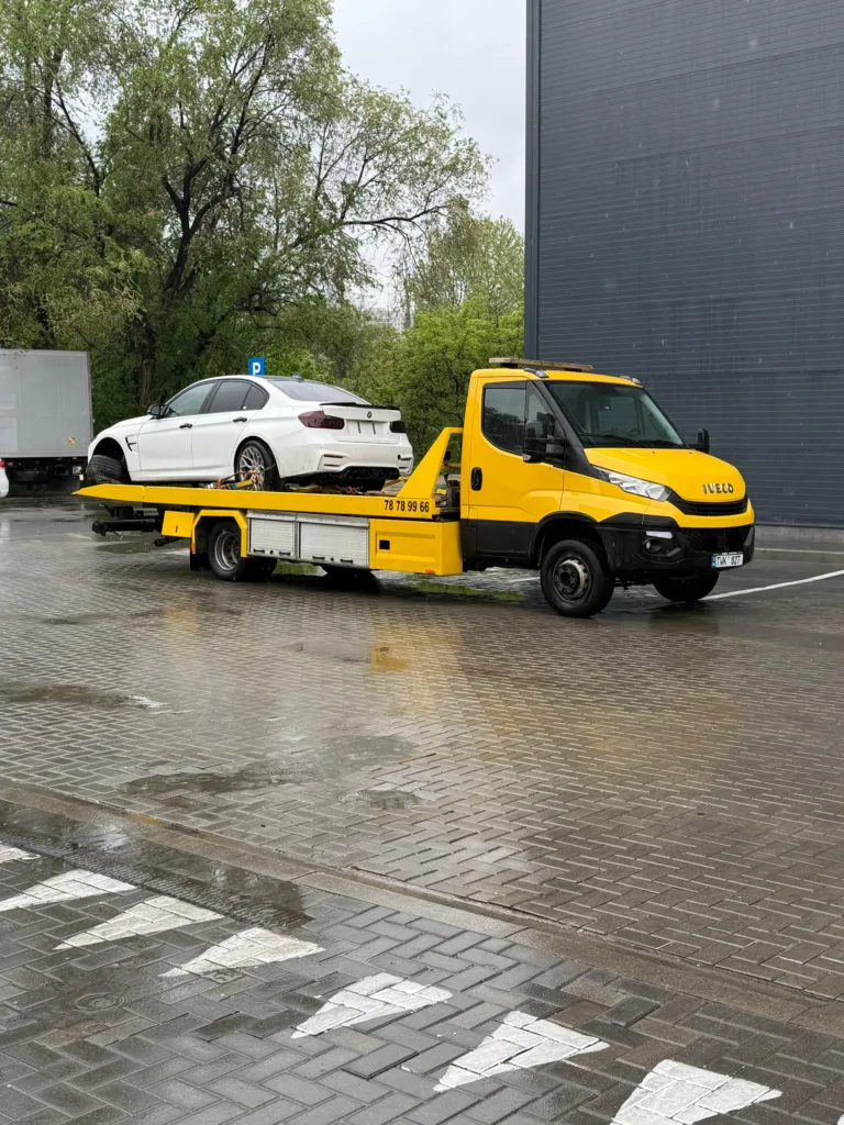 Evacuator auto modern de la Bucsir.md intervenind rapid pentru asistență rutieră în Chișinău.

Servicii profesionale de tractări auto în Republica Moldova oferite de echipa Bucsir.

Platformă auto Bucsir.md transportând un autoturism defect în condiții de maximă siguranță.

Evacuator auto disponibil 24/7 pentru mașini accidentate sau defectate pe teritoriul Moldovei.