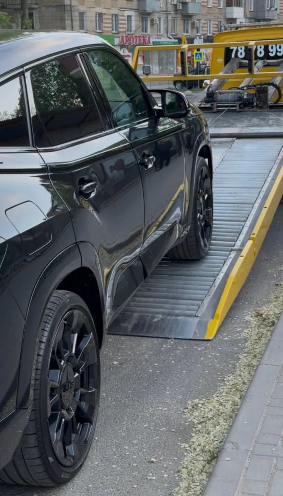 Evacuator auto modern de la Bucsir.md intervenind rapid pentru asistență rutieră în Chișinău.

Servicii profesionale de tractări auto în Republica Moldova oferite de echipa Bucsir.

Platformă auto Bucsir.md transportând un autoturism defect în condiții de maximă siguranță.

Evacuator auto disponibil 24/7 pentru mașini accidentate sau defectate pe teritoriul Moldovei.