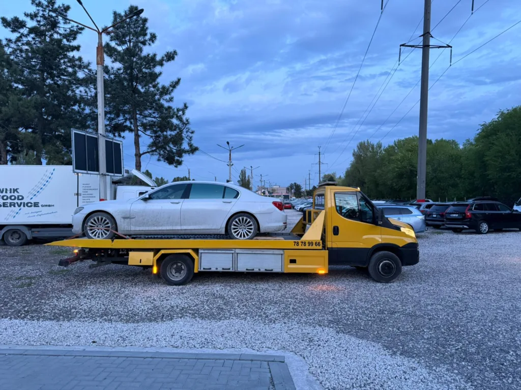 Evacuator auto modern de la Bucsir.md intervenind rapid pentru asistență rutieră în Chișinău.

Servicii profesionale de tractări auto în Republica Moldova oferite de echipa Bucsir.

Platformă auto Bucsir.md transportând un autoturism defect în condiții de maximă siguranță.

Evacuator auto disponibil 24/7 pentru mașini accidentate sau defectate pe teritoriul Moldovei.
