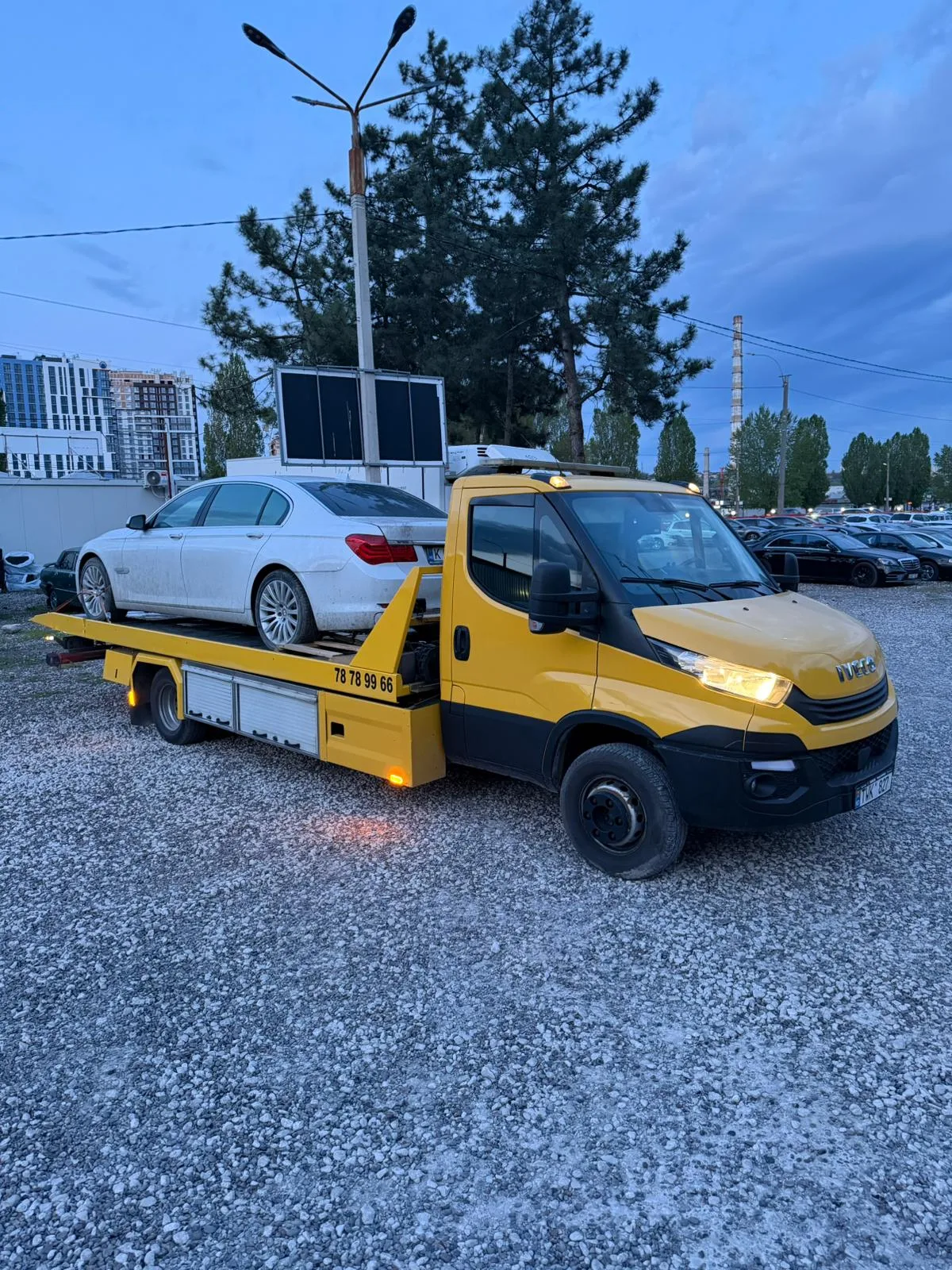 Evacuator auto modern de la Bucsir.md intervenind rapid pentru asistență rutieră în Chișinău.

Servicii profesionale de tractări auto în Republica Moldova oferite de echipa Bucsir.

Platformă auto Bucsir.md transportând un autoturism defect în condiții de maximă siguranță.

Evacuator auto disponibil 24/7 pentru mașini accidentate sau defectate pe teritoriul Moldovei.