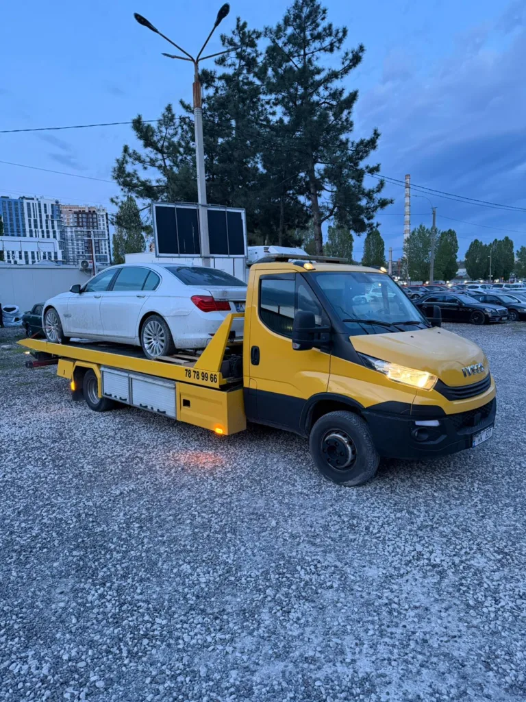 Evacuator auto modern de la Bucsir.md intervenind rapid pentru asistență rutieră în Chișinău.

Servicii profesionale de tractări auto în Republica Moldova oferite de echipa Bucsir.

Platformă auto Bucsir.md transportând un autoturism defect în condiții de maximă siguranță.

Evacuator auto disponibil 24/7 pentru mașini accidentate sau defectate pe teritoriul Moldovei.