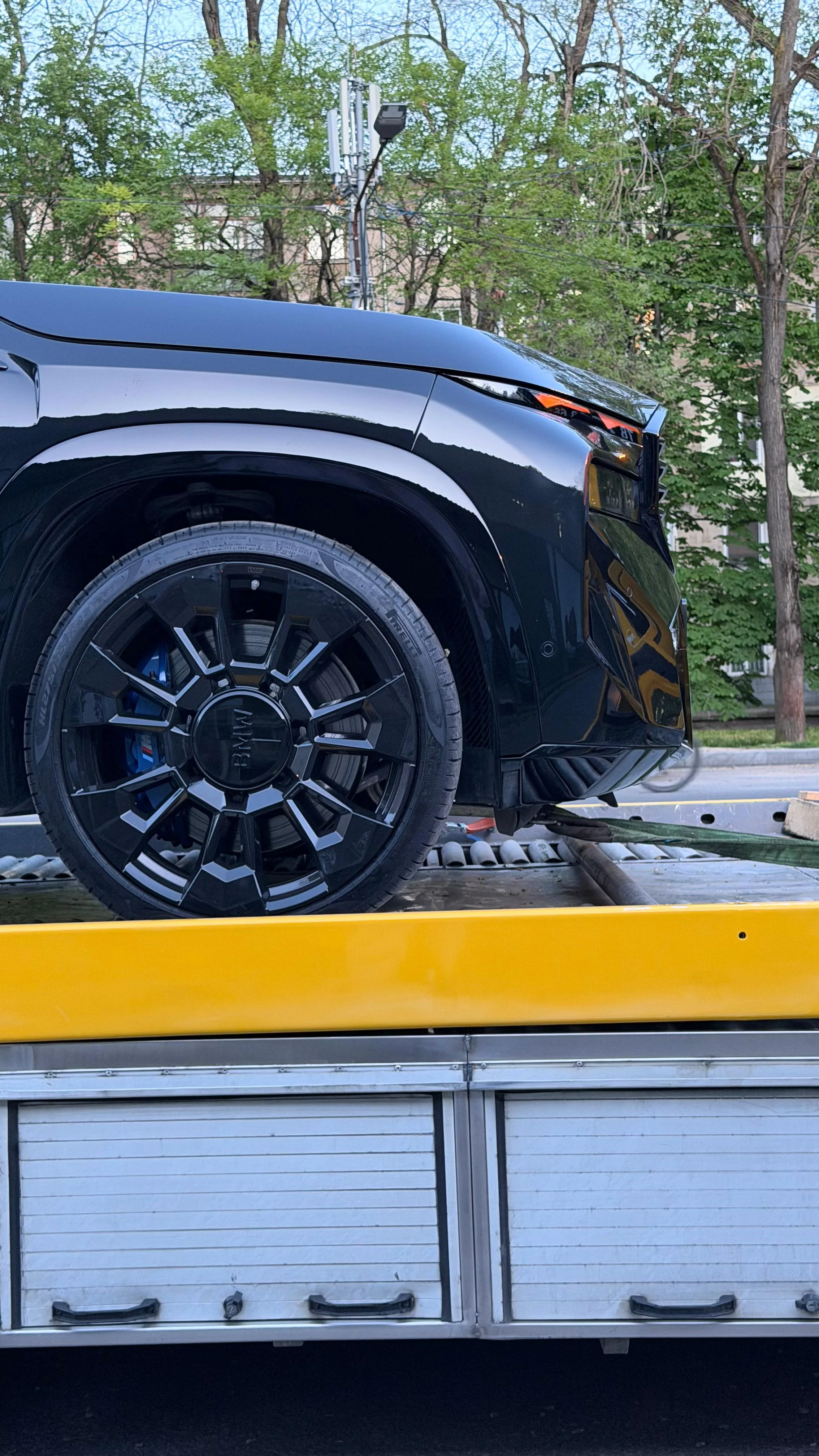 Evacuator auto modern de la Bucsir.md intervenind rapid pentru asistență rutieră în Chișinău.

Servicii profesionale de tractări auto în Republica Moldova oferite de echipa Bucsir.

Platformă auto Bucsir.md transportând un autoturism defect în condiții de maximă siguranță.

Evacuator auto disponibil 24/7 pentru mașini accidentate sau defectate pe teritoriul Moldovei.