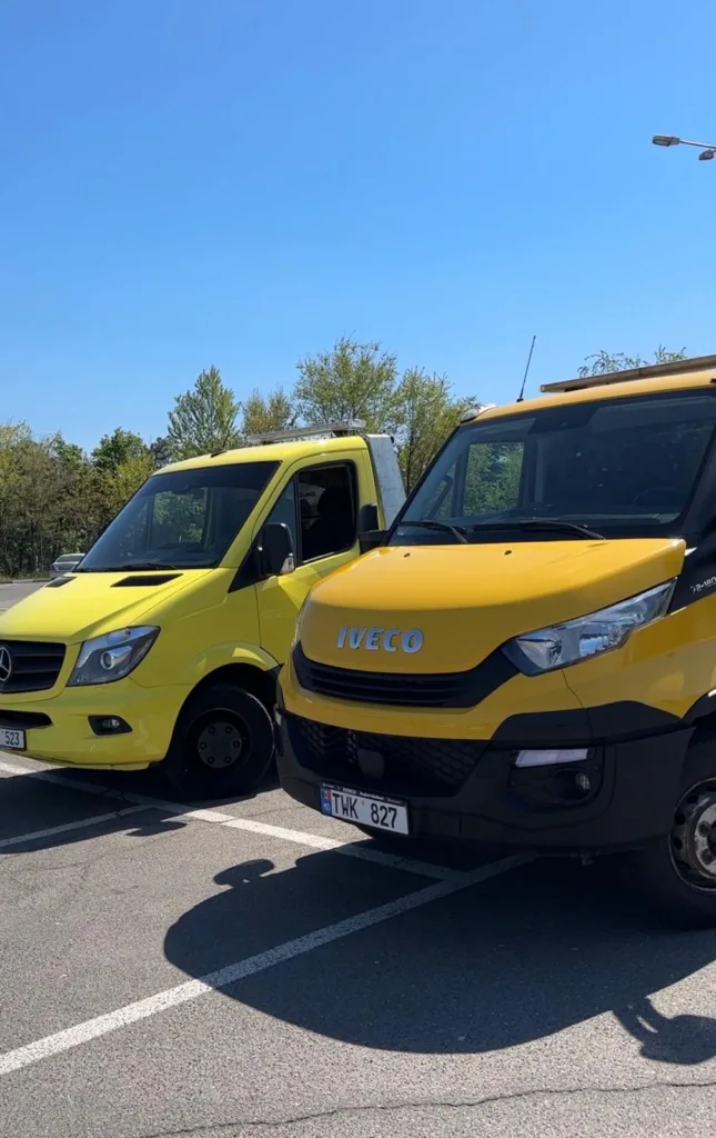 Evacuator auto modern de la Bucsir.md intervenind rapid pentru asistență rutieră în Chișinău.

Servicii profesionale de tractări auto în Republica Moldova oferite de echipa Bucsir.

Platformă auto Bucsir.md transportând un autoturism defect în condiții de maximă siguranță.

Evacuator auto disponibil 24/7 pentru mașini accidentate sau defectate pe teritoriul Moldovei.